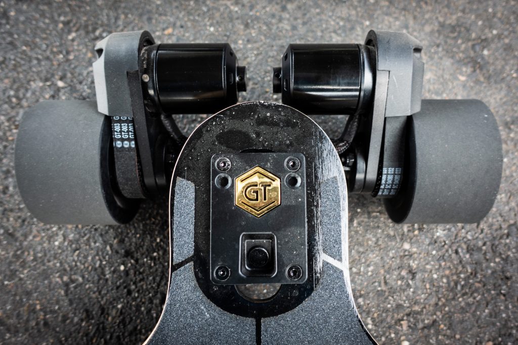 Die Motoren eines Evolve GT Longboard