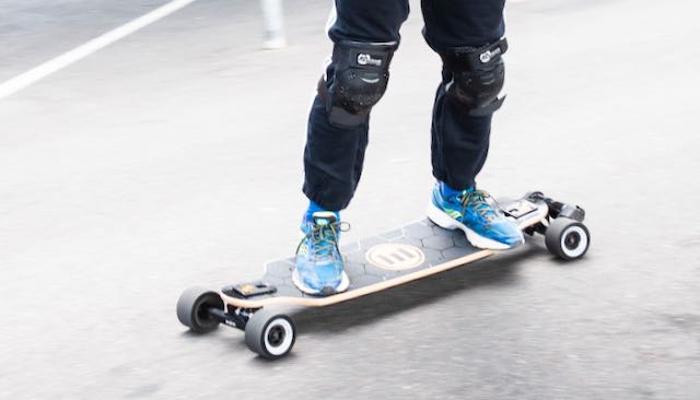 Elektrisches Longboard in Fahrt