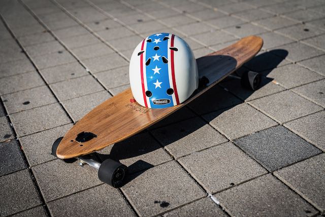 Longboard und Helm
